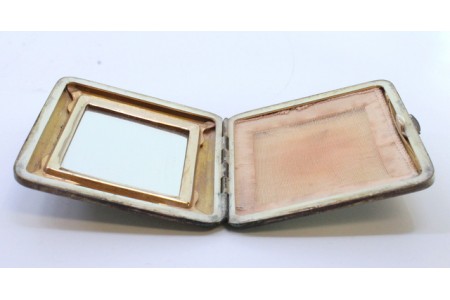 Caixa de toilette em prata lisa com espelho e base no interior.